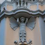 ...eleganti e imponenti figure alate